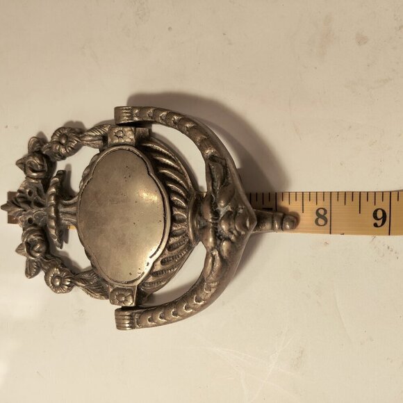 7.5" x 5" Brass Doorknocker Vintage, French Floral Style and beautifully made. - Picture 5 of 7
